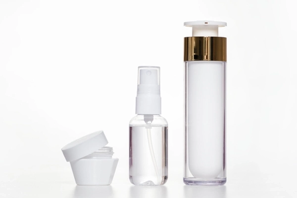 Leere Kosmetikverpackungen: Cremetiegel, Sprühflasche und Airless-Spender für Abfüllung und Verpackung.