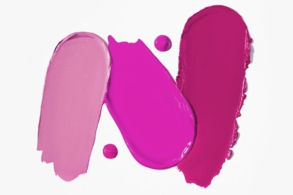 Drei Farbproben von Kosmetik in Rosa- und Pinktönen – flüssige und pastöse Produkte auf weißem Hintergrund.