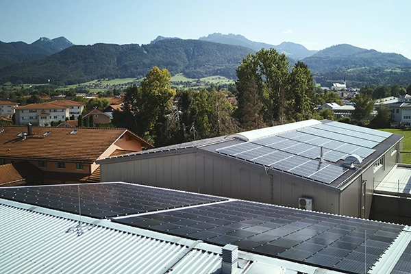 Solarpanele auf den Dächern des Unternehmensgebäudes, mit denen ZSB über 50 Prozent seines Stroms selbst erzeugt
